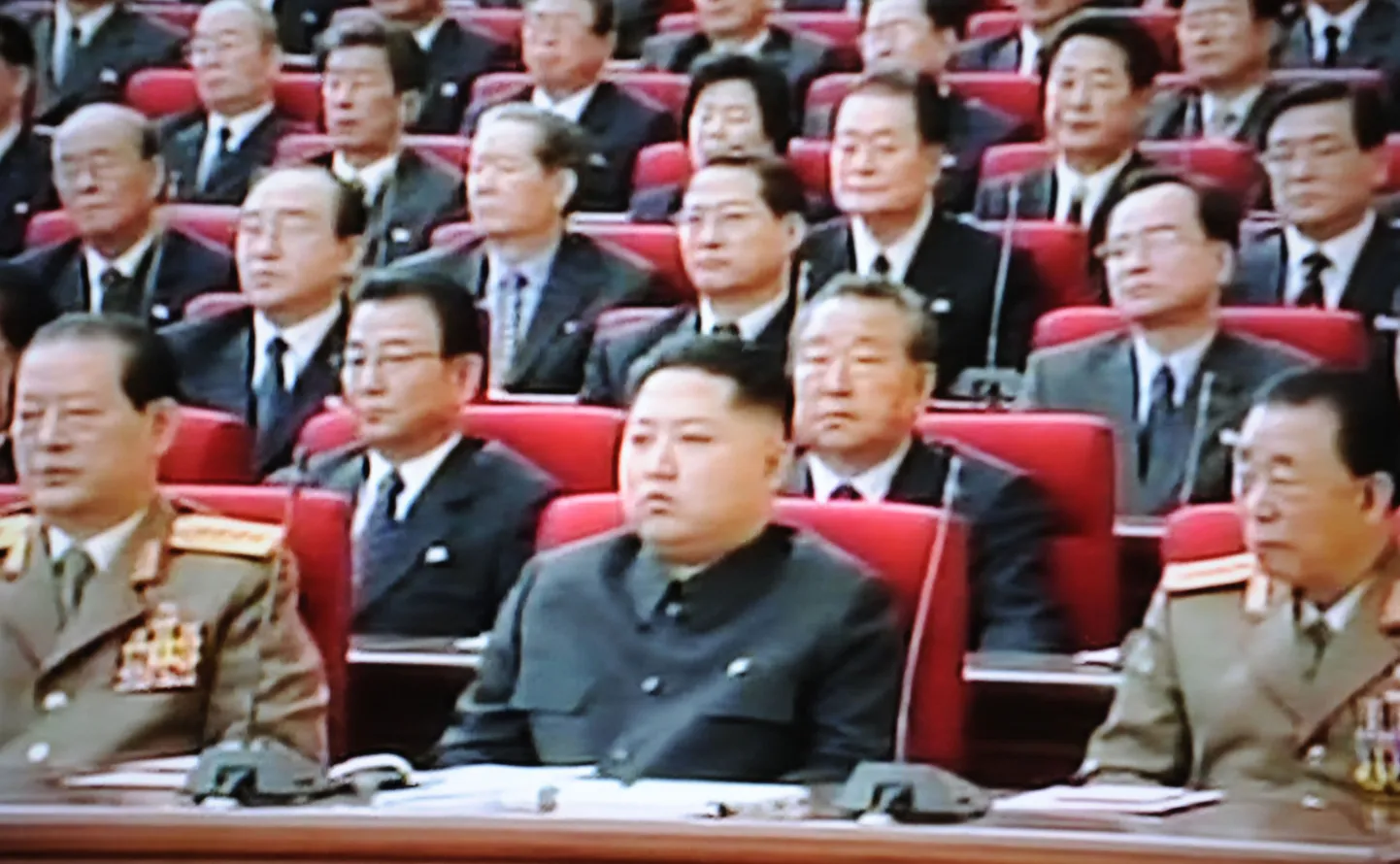 Põhja-Korea kesktelevisiooni videokaader Kim Jong-unist (ees keskel) hiljutisel Tööliste Partei kongressil.