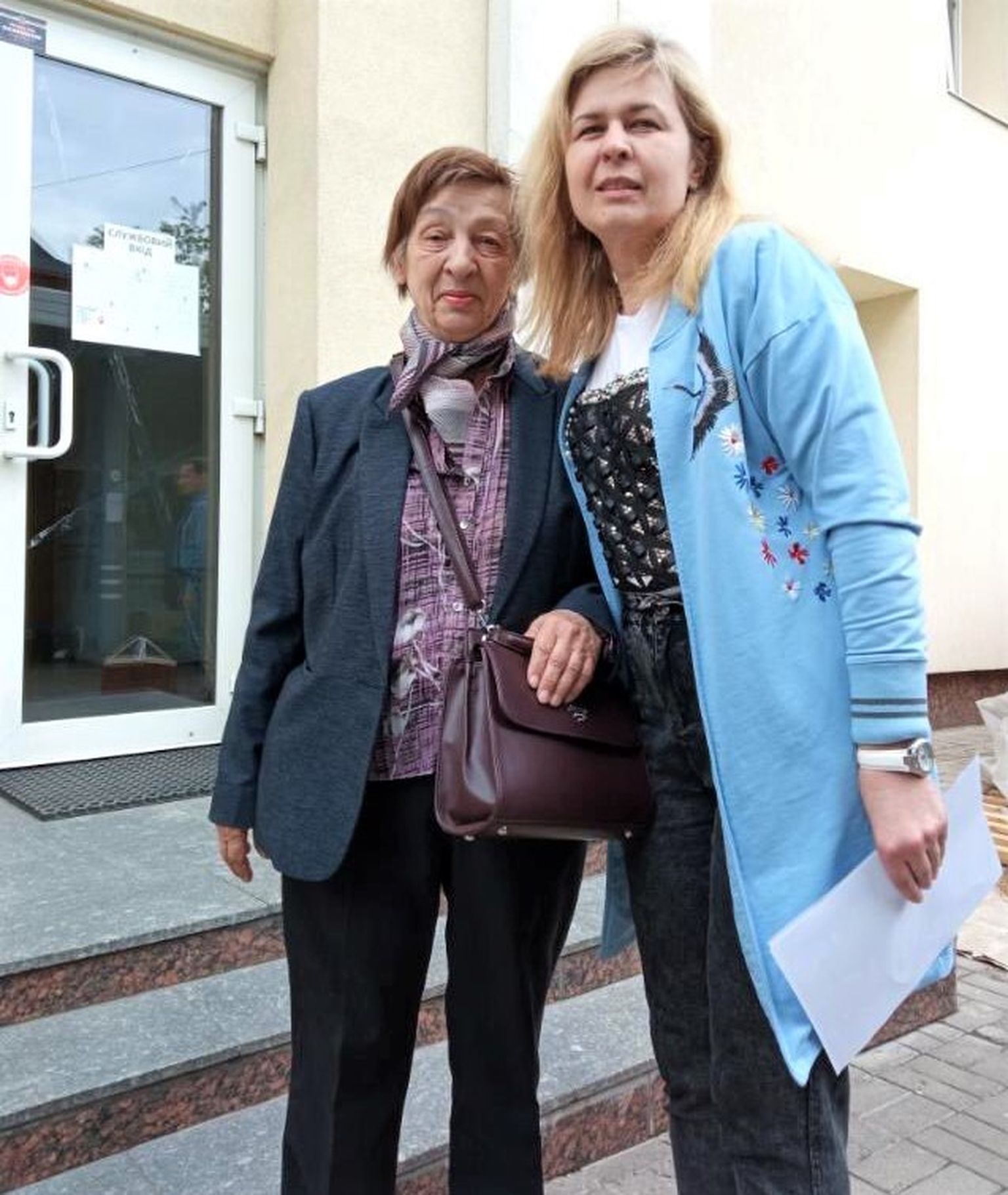 Inna Šulženko (paremal) Mariupolist pääsenud Jevgeniaga Dnipros, mida nüüd juba samuti pommitatakse.