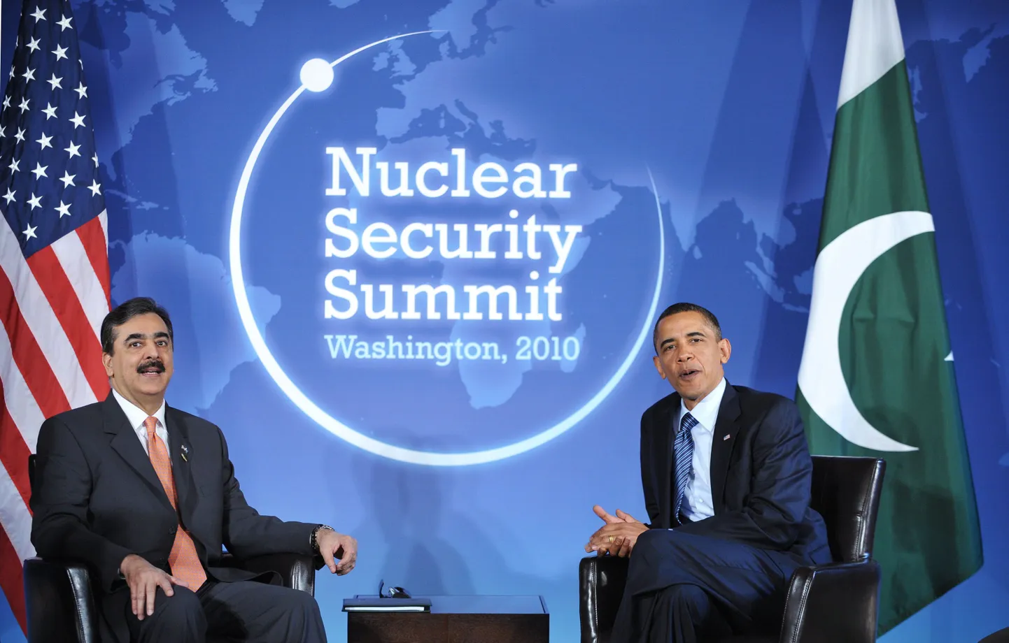 USA president Barack Obama (paremal) kohtus tuumakonverentsi eel Pakistani peaministri Yousuf Raza Gilaniga.
