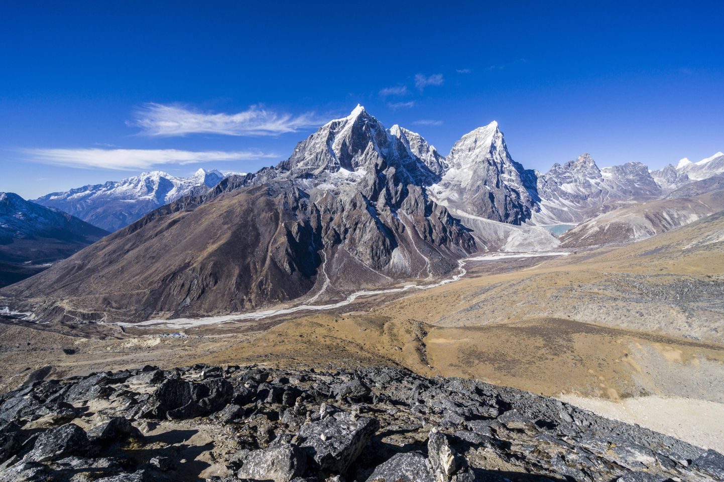 Everestile viiv maailma kõrgeim Khumbu liustik Nepaalis. Nüüd plaanivad teadlased viia seal läbi enneolematu 200 meetri sügavuse jääpuurimise.