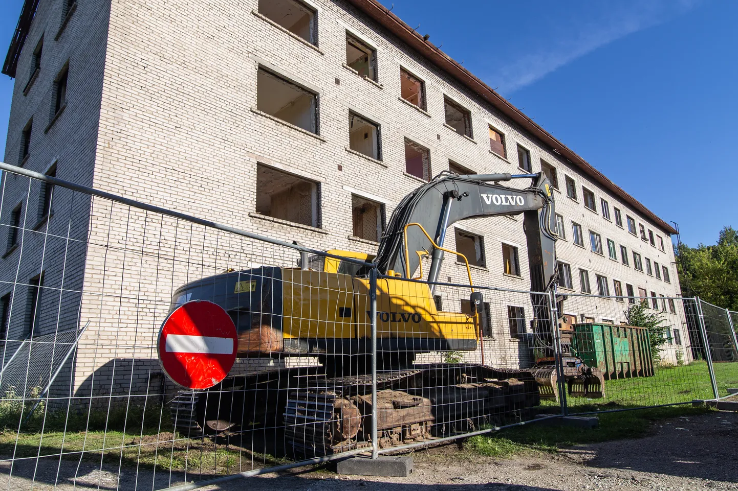 Hüljatud kortermaja lammutamine Kiviõlis.