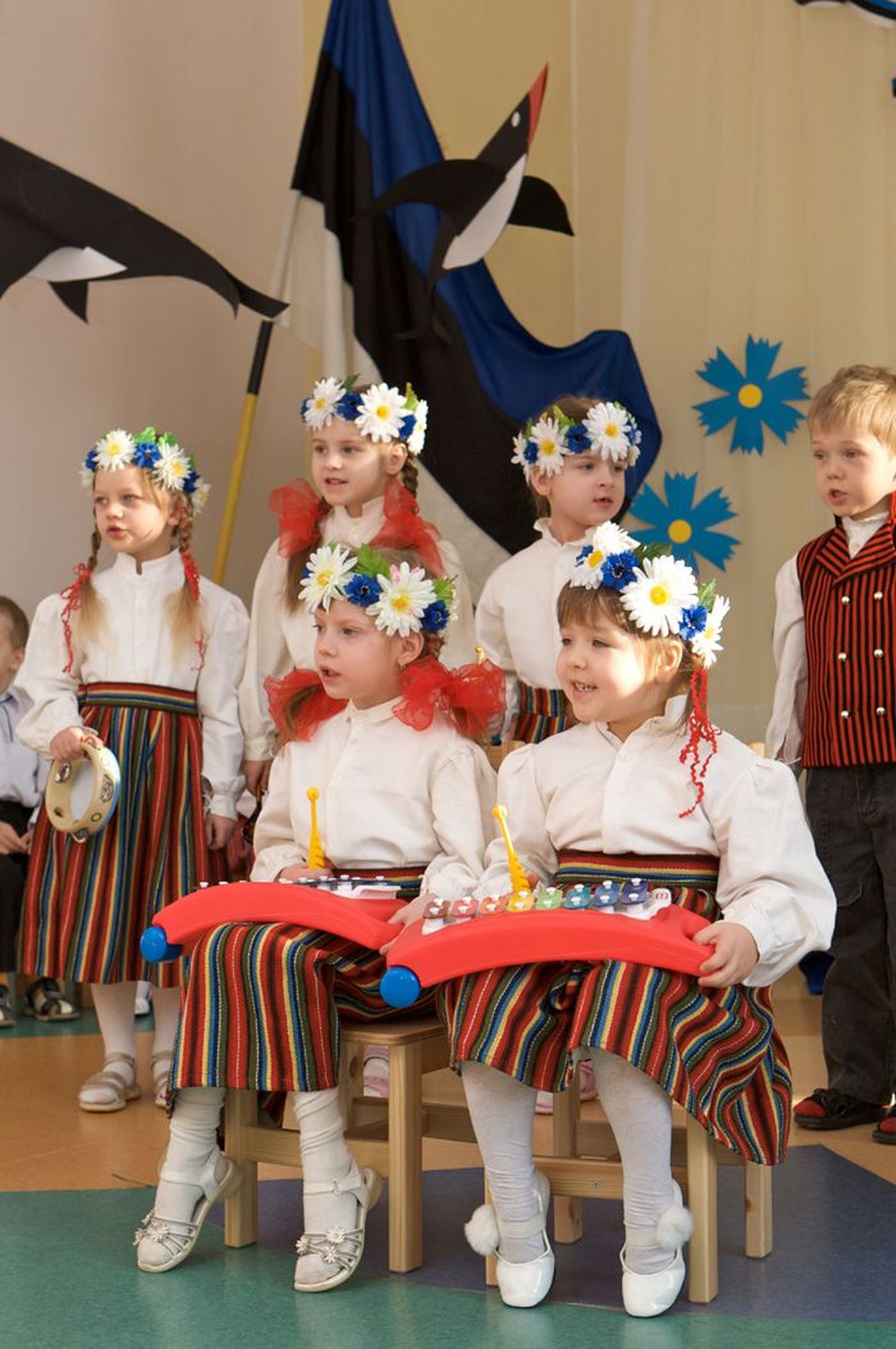 Piirilinna Valga Pääsukese lasteaia mudilased kandsid Eesti Vabariigi sünnipäevapeol nii vene kui ka eesti rahvarõivaid. Ka laulud kõlasid laste suust mõlemas keeles.