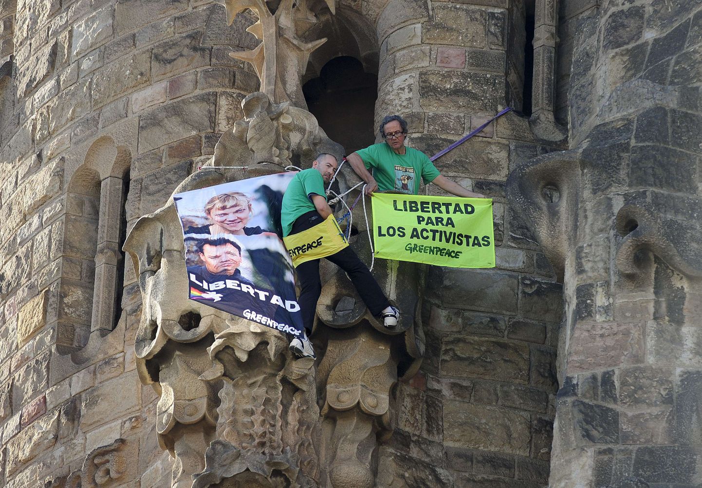 Greenpeace'i aktivistid nõudsid kaaslaste vabastamist Barcelonas asuvale Sagrada Familiale riputatud loosungitega 8. novembril.