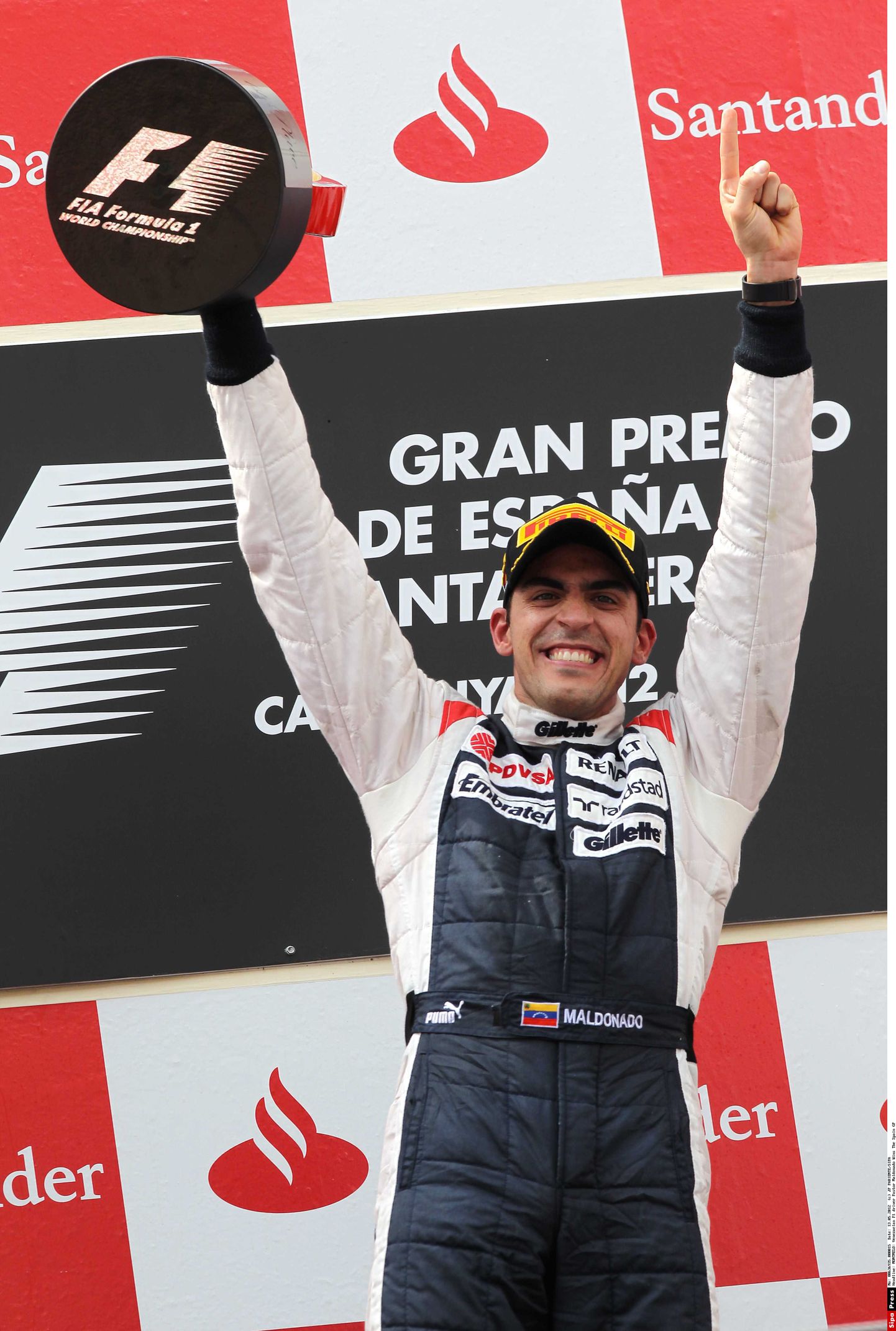 Pastor Maldonado Hispaania GP-l võidukarikaga.