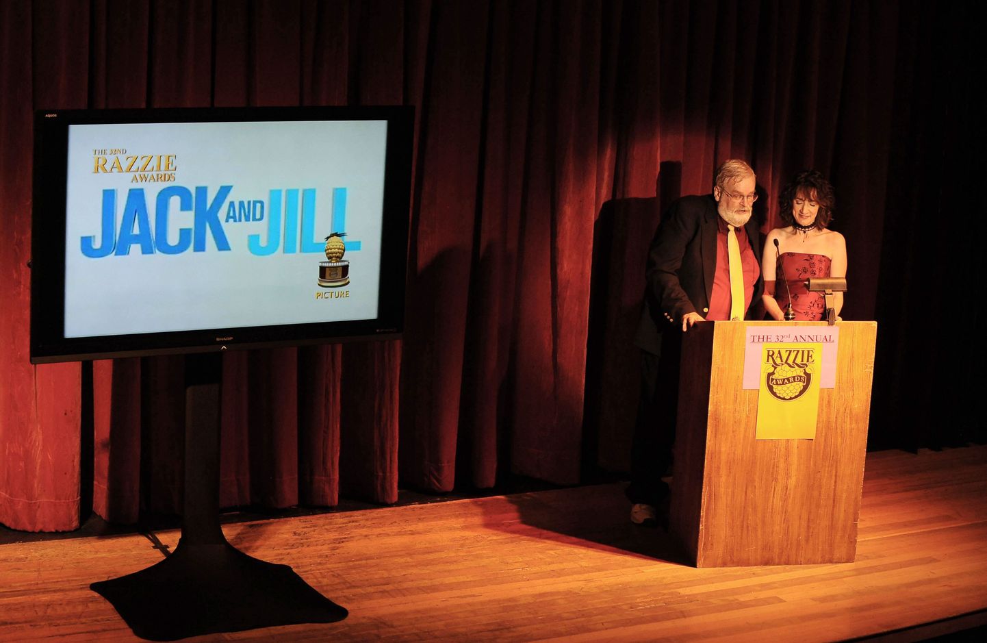 John Wilson ja Kelie McIver kuulutavad halvima filmi Kuldvaarika saajaks linateose «Jack and Jill»