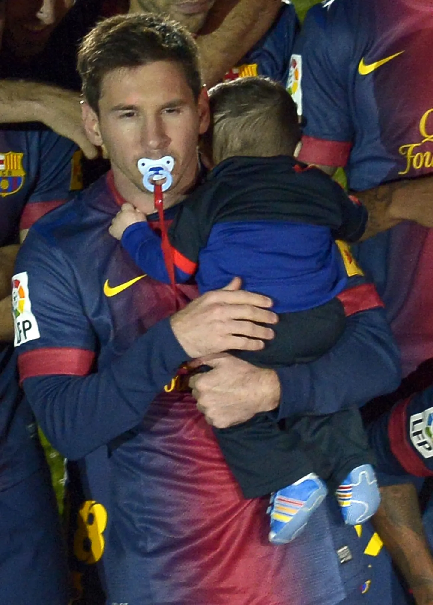 Месси на стадионе в Барселоне во время празднования победы клуба в чемпионате Испании (19 мая 2013).