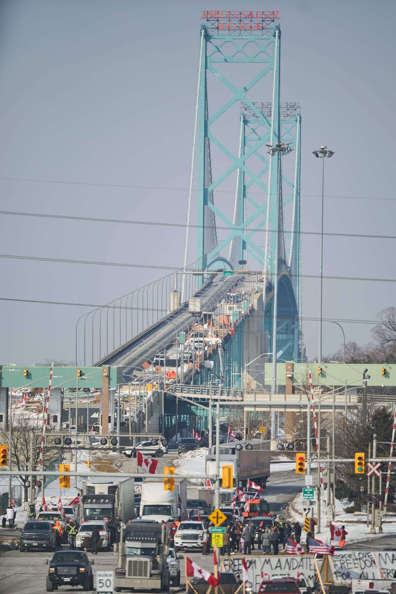 Kanada protestijad okupeerisid Põhja-Ameerika tähtsa silla Ambassador Bridge, mis ühendab Kanada Windsorit USA Detroitiga
