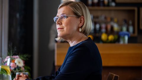 FOTO ⟩ Presidendiks pürgiv Ülle Madise saabus Roosiaeda kohtunikust abikaasa seltsis