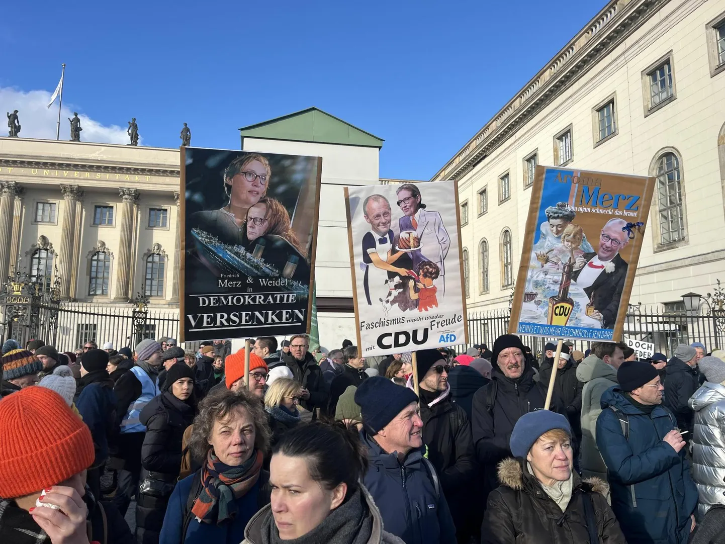 Meeleavaldajad eelmisel Pühapäeval plakatitega, kus kujutatakse kristlike demokraatide juhti Friedrich Merzi ja Alternatiiv Saksamaale (AfD) juhti Alice Weidelit.