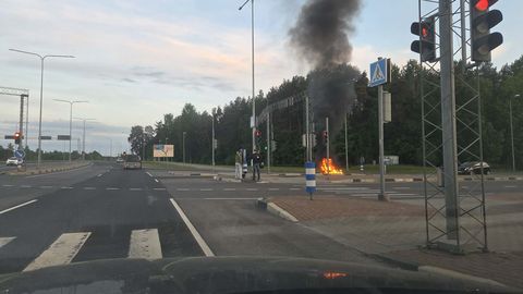 PILDID ⟩ Papiniidu silla lähistel põles mootorratas