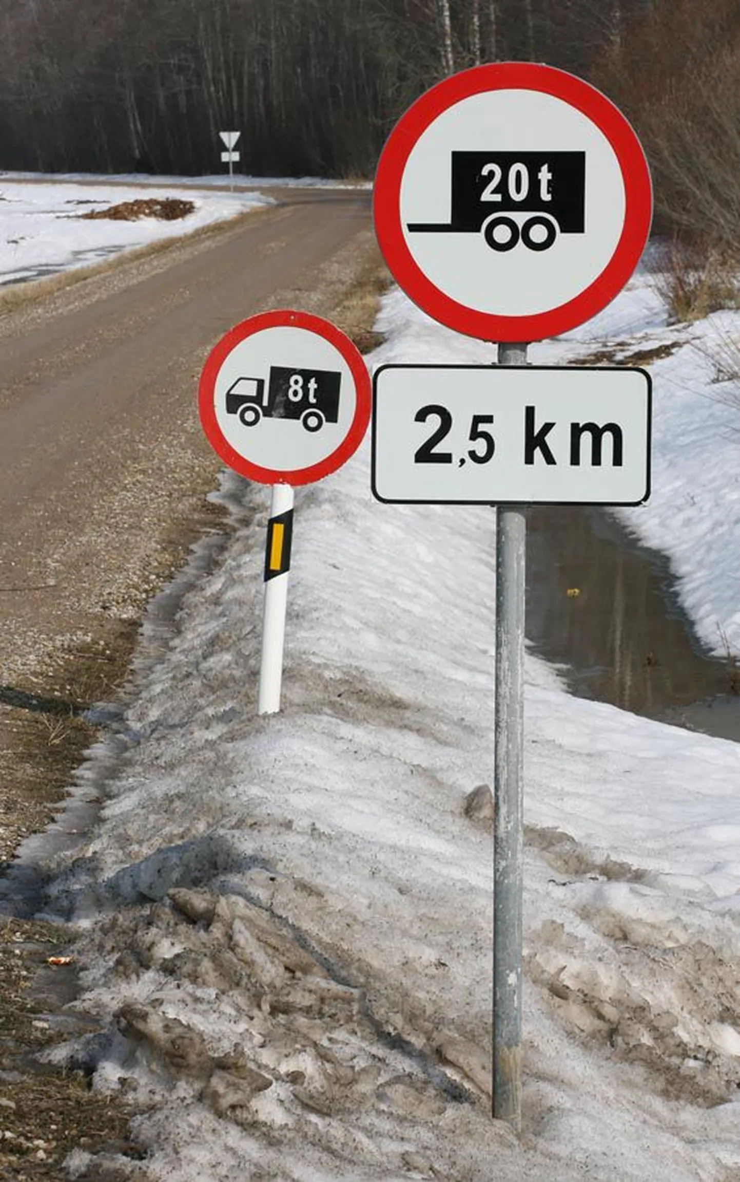 Kehvad teeolud piiravad liiklust.