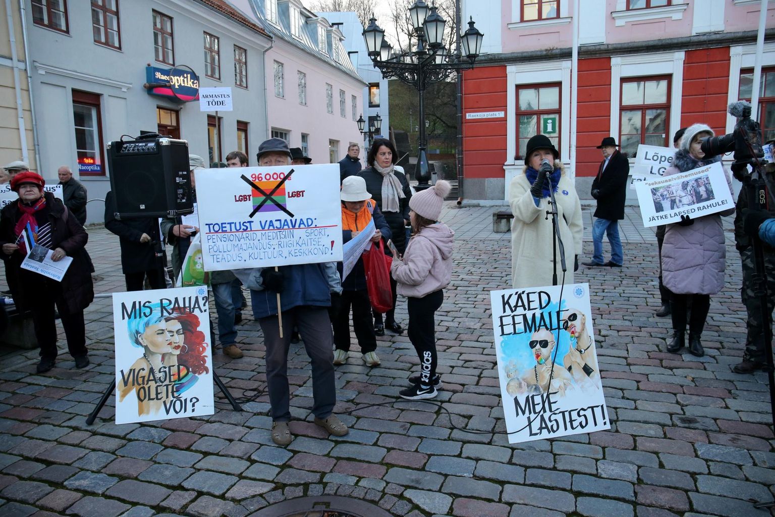2019. aasta lõpus Tartu LGBT-arutelu vastane kampaania ei piirdunud meeleavaldusega, noortekeskuse töötajaid said ka mitmeid ähvarduskõnesid.