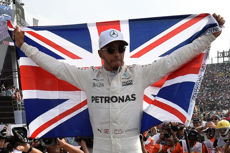 Mercedese meeskond on võitnud neli järjestikust võistkondlikku ja individuaalset MM-tiitlit. Kolm neist on pälvinud Lewis Hamilton (pildil), ühe Nico Rosberg.