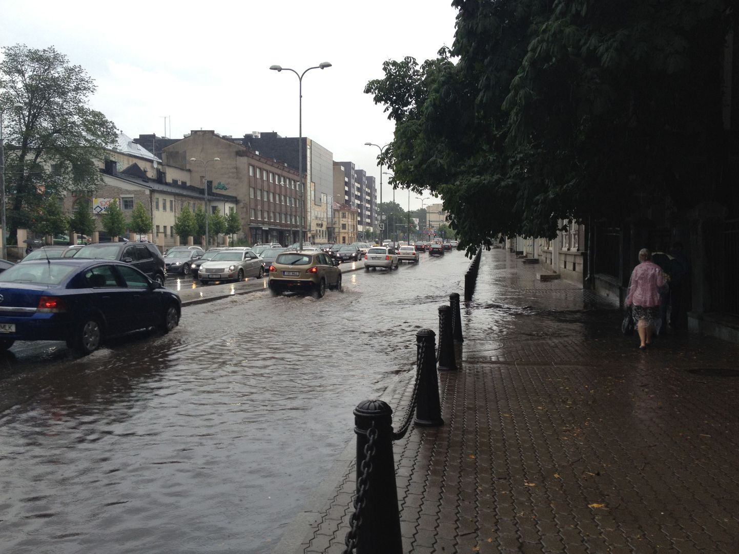 Pärastlõunane vihm tekitas Tartu maantee alguses väikese uputuse.