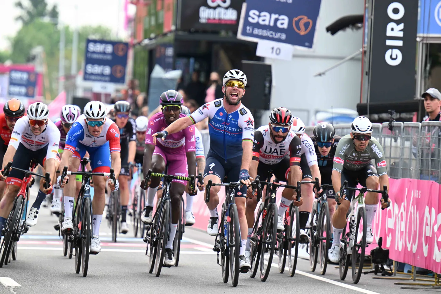 Mark Cavendish (sinises) rõõmustamas.
