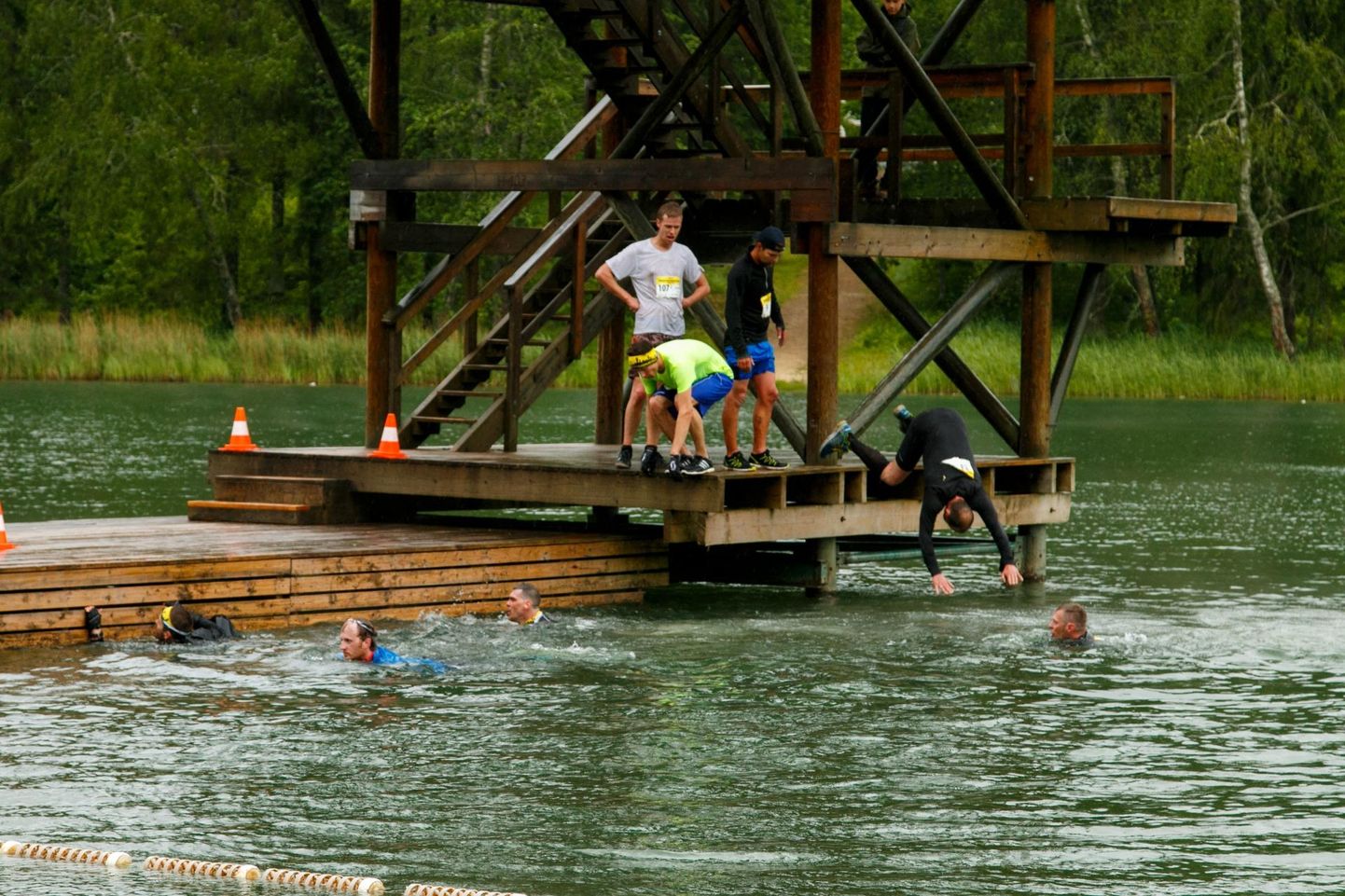 Võistlejatel tuleb ka hüppetornist vette sulpsata.