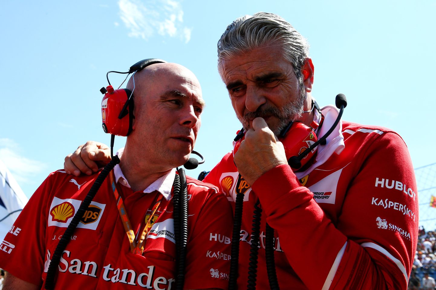Ferrari tiimiboss Maurizio Arrivabene (paremal) ja võidusõiduinsener Jock Clear.