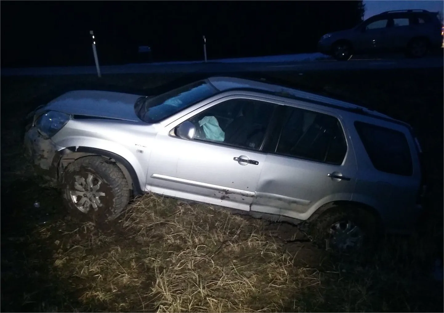 Tartumaal sõitis auto teelt välja .