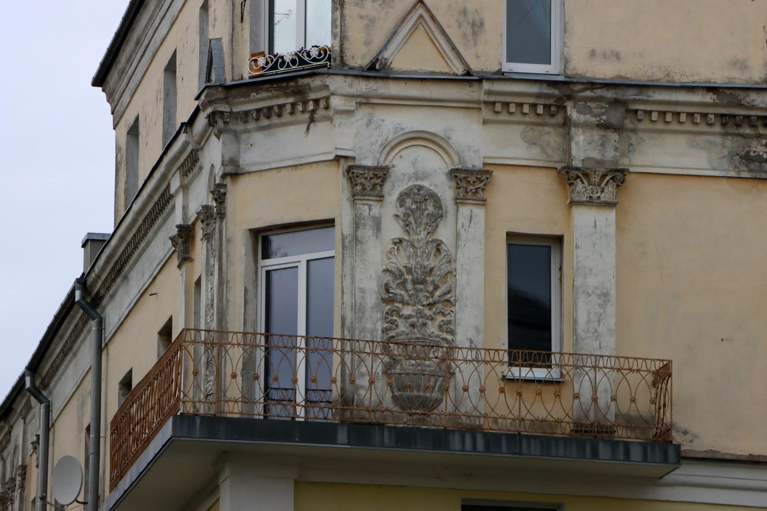 Элементы сталинского неоклассицизма на зданиях в центре Силламяэ.