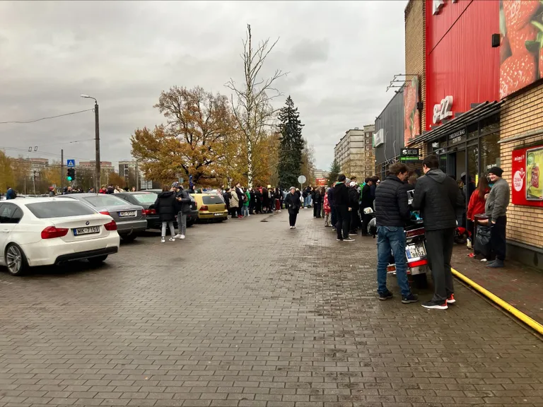 Очередь у пиццерии Domino's pizza