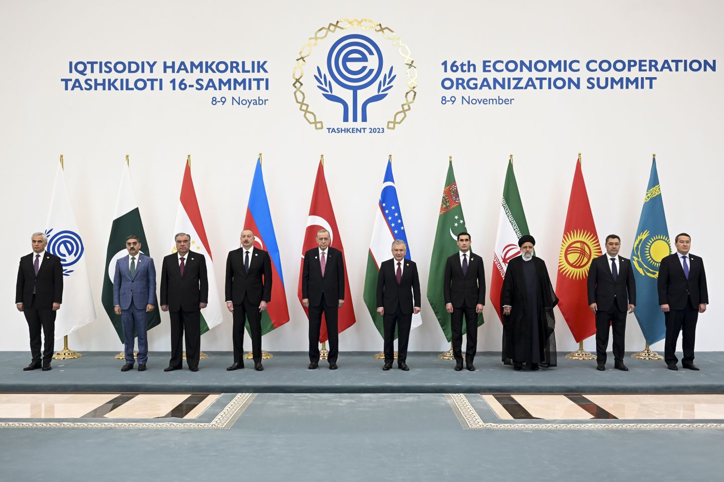 Majanduskoostöö Organisatsiooni (ECO) tippkohtumisest osavõtjad Usbekistanis.