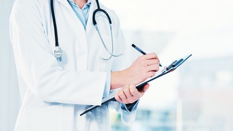 «Suvel oli mul kolm perearsti aega, aga kordagi ei saanud minna.» Millistel juhtudel peab perearst tegema koduvisiidi?
