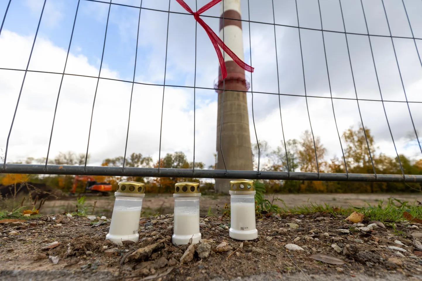 Kõrge korstna lähedal olid eile küünlad.