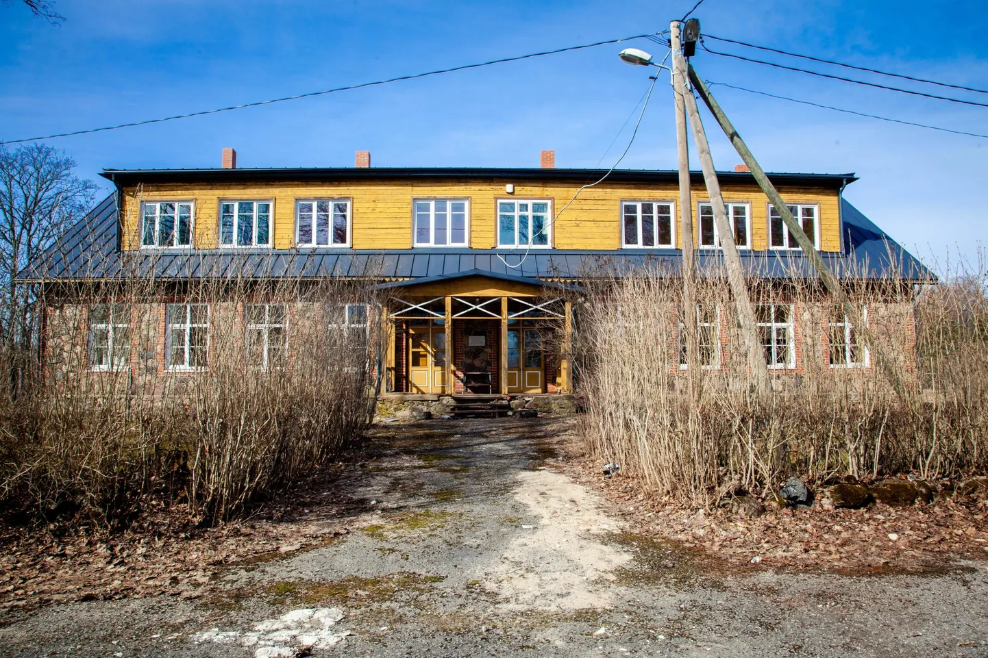 Maja säilimise seisukohast oli hädavajalik lagunenud ja vett läbi laskev katus välja vahetada.