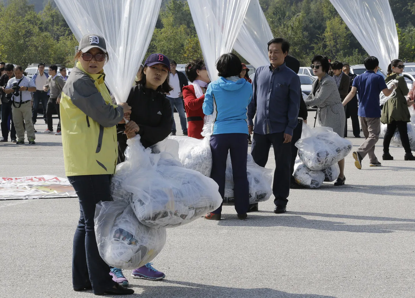 Lõuna-Korea aktivistid lendlehtedega õhupalle teele saatmas.