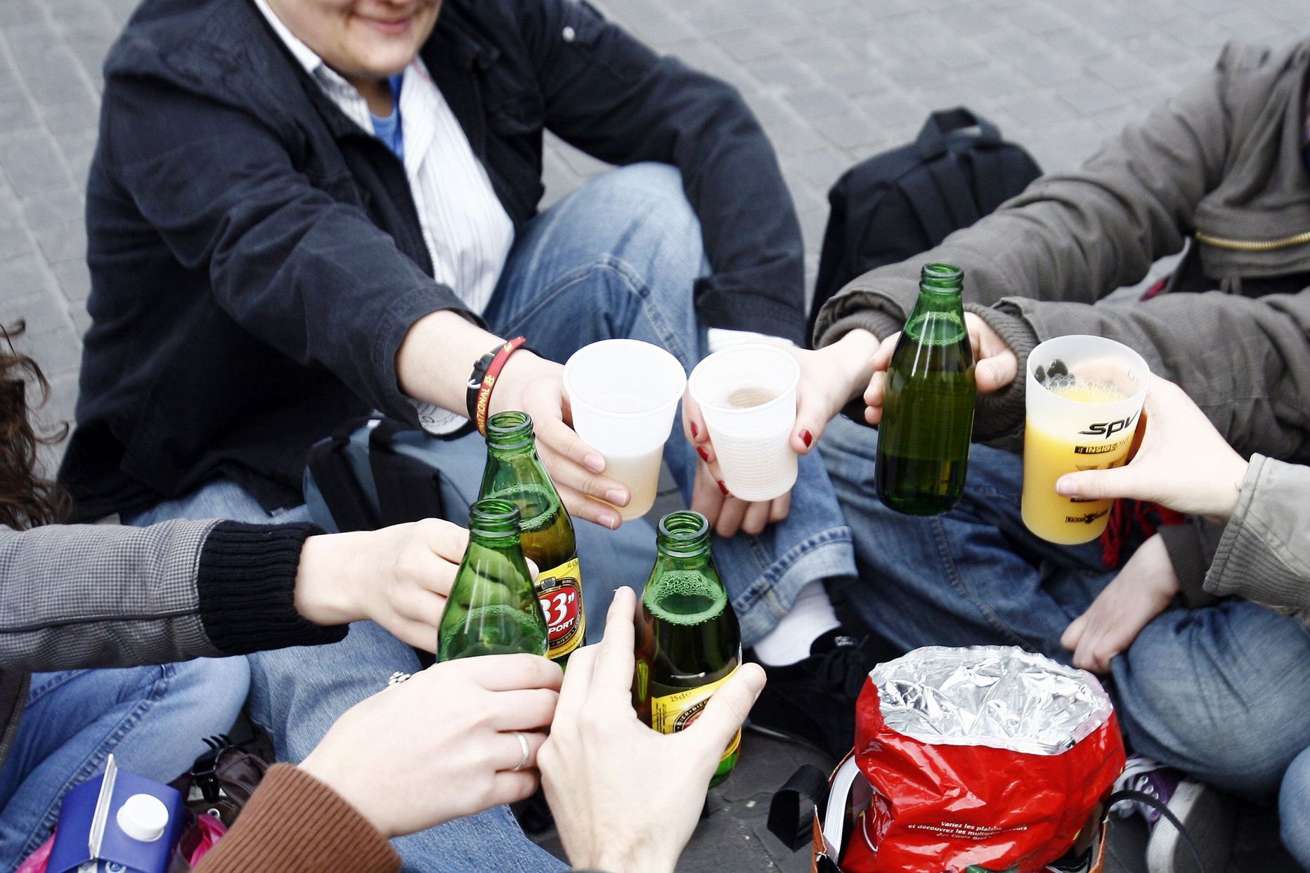 Подросток много пьет. Алкоголь и молодежь. Пьянство молодежи. Алкоголизм молодежи. Пьющая молодежь.