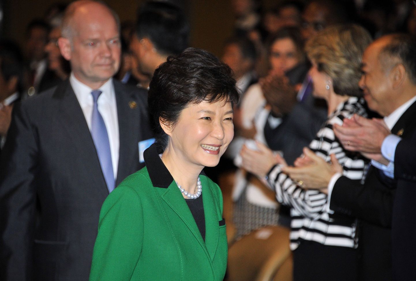 Lõuna-Korea president Park Geun-Hye (ees keskel). Tagaplaanil paistab Briti välisminister William Hague.