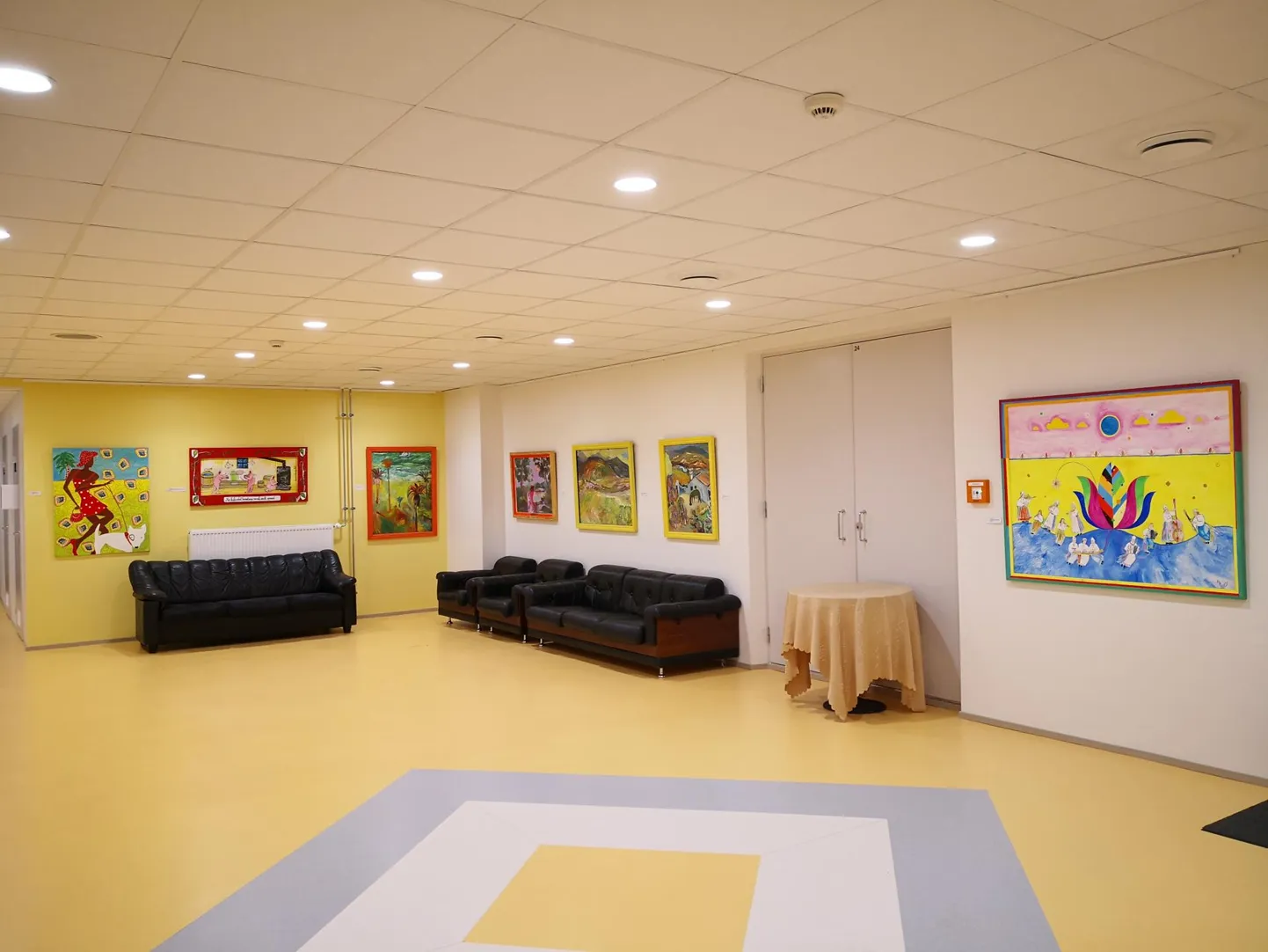 Valik teoseid Rakvere Galerii kunsti­varamust on eksponeeritud näitusel Rakke rahvamajas.