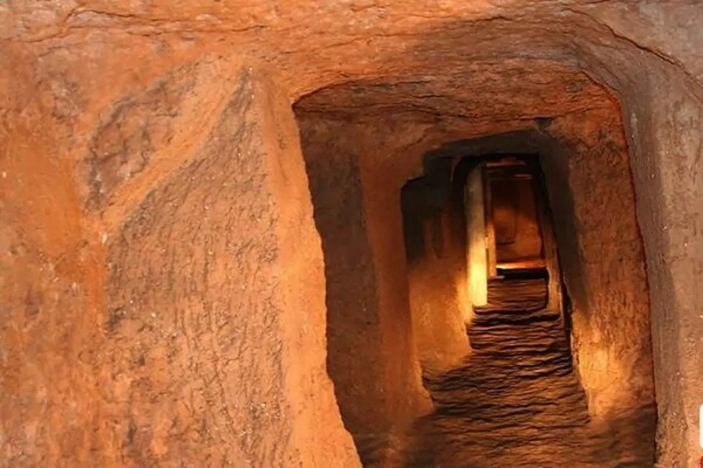 Teadlased on nüüdseks kindlaks teinud, et Abarkuhi linna alt leitud käikude puhul ei ole tegemist üksikute tunnelitega, vaid terve maa-aluse asulaga, mis võib ulatuda ka teistesse linnaosadesse.