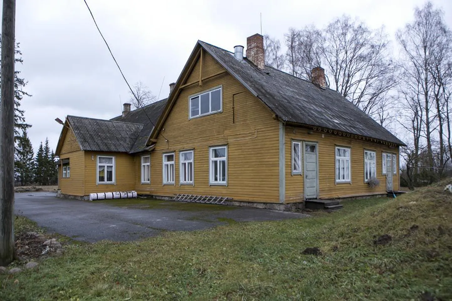 150 aastat tagasi koolimajaks ehitatud suur hoone keset Väluste küla seisab praegu tühjana.