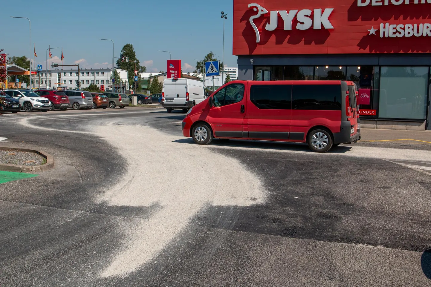 Sulanud pigi tekkis Kaubamajaka parklas pikkade pühade ajal ning kiireid lahendusi oli keeruline leida.