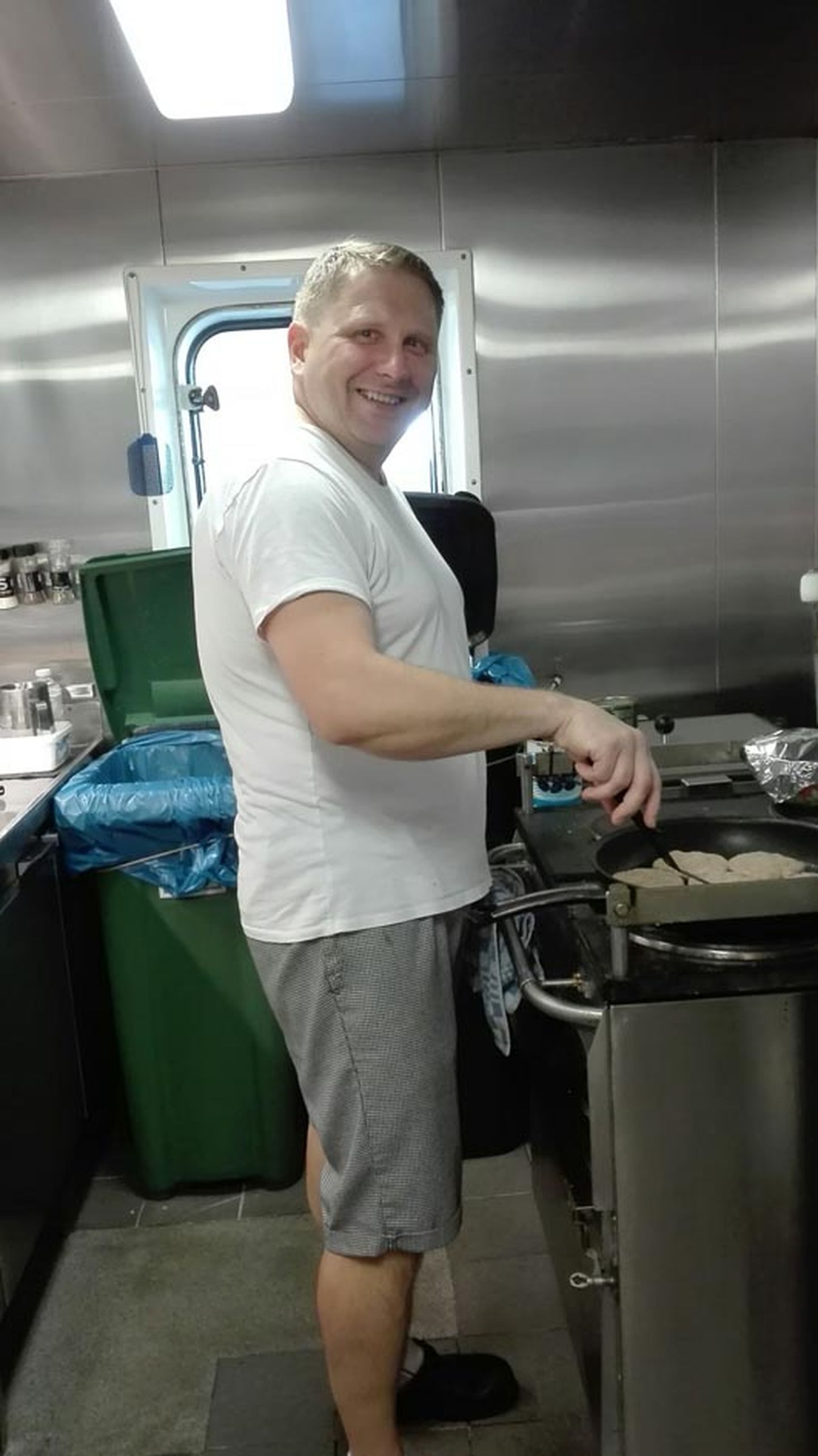 Indrek Gusev tunneb ennast kitsukeses laevaköögis koduselt ega pea söögitegemise tarvis spetsiaalset kokamundrit kandma. Kaheksaliikmelisele kaubalaeva meeskonnale teeb ta süüa nagu oma perele.