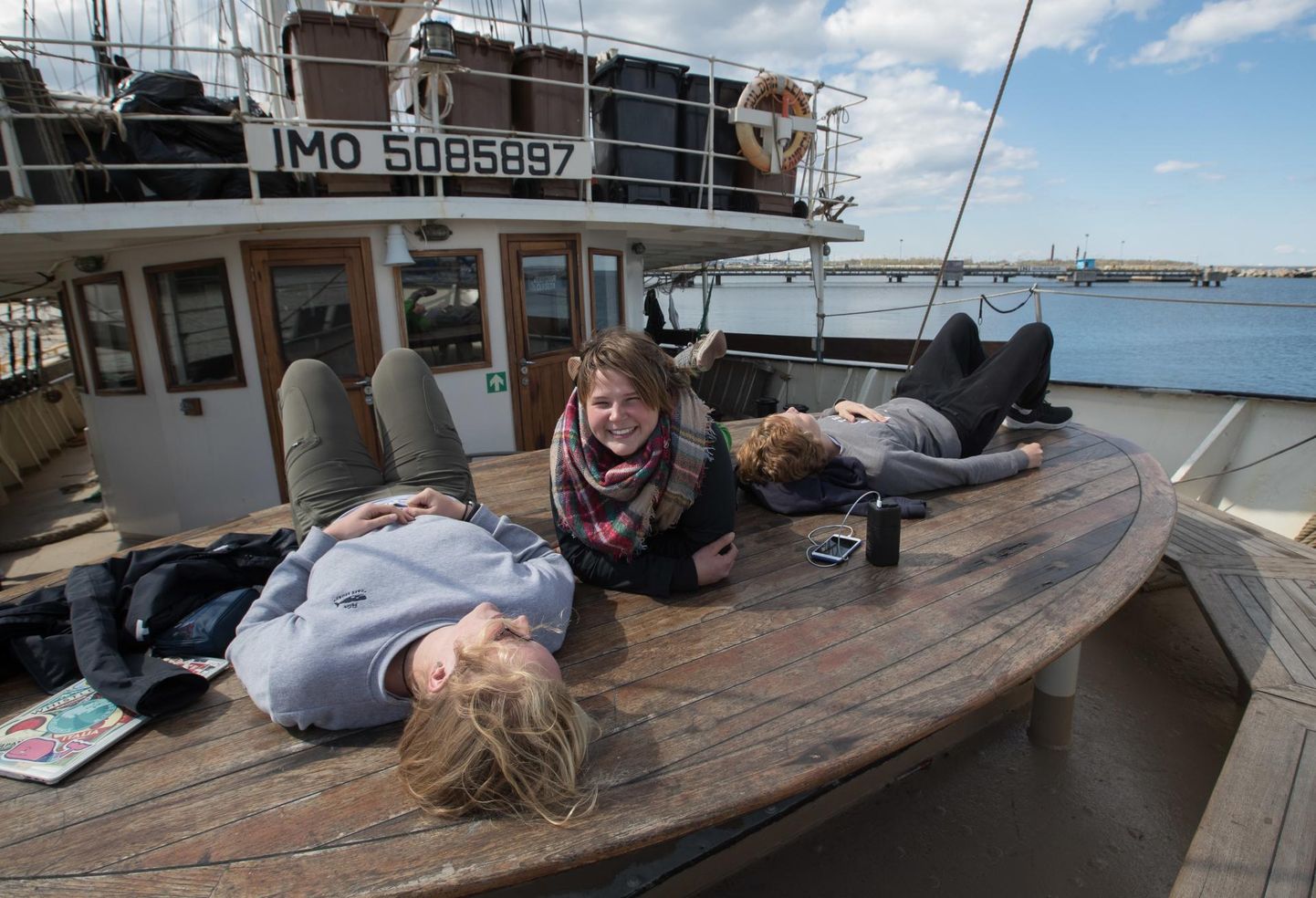 Pärastlõunal on vaba hetk vaid üksikutel õpilastel, ülejäänud purjelaeval Gulden Leeuw viibivad noored õpivad.