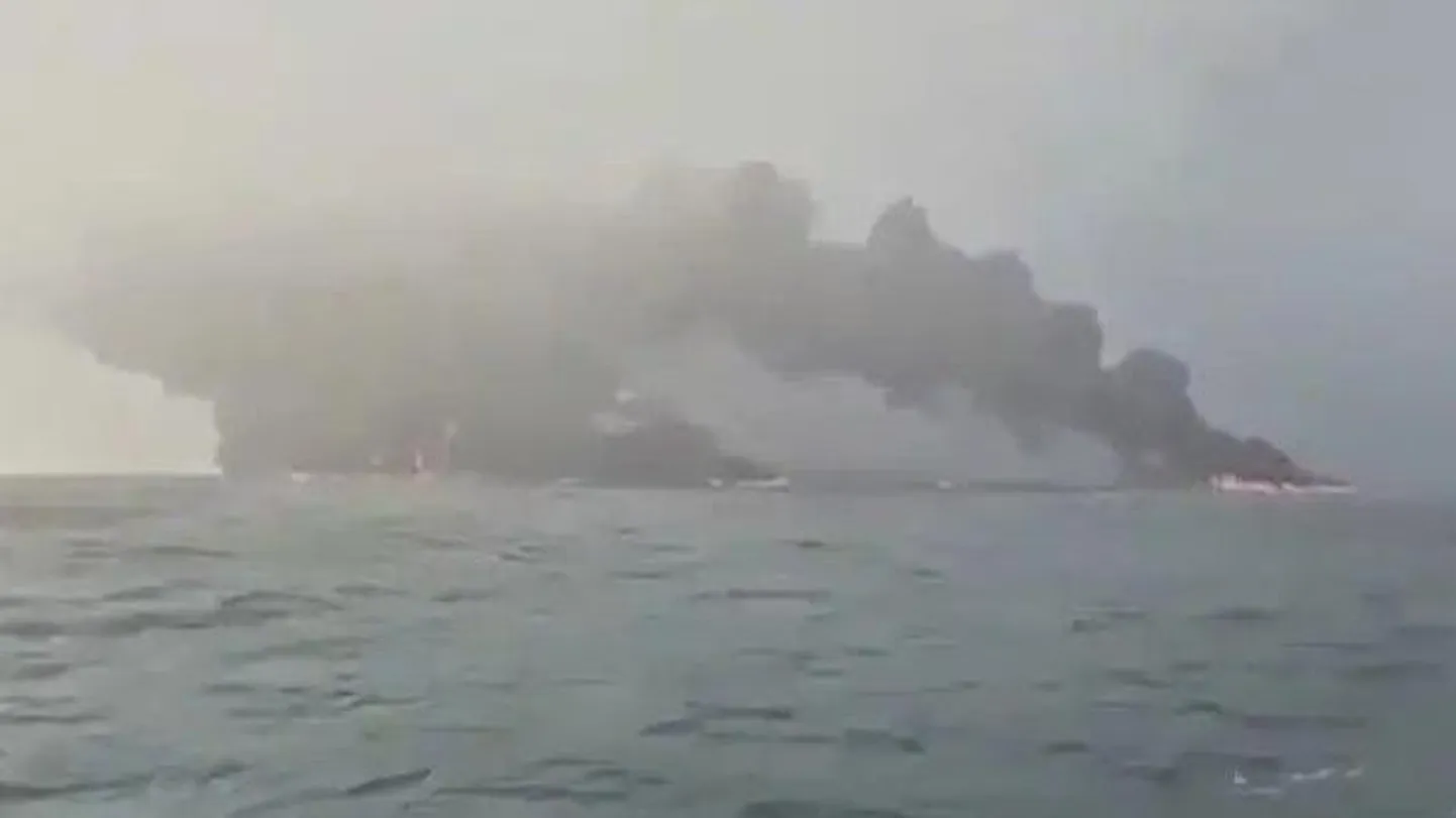 Клубы дыма над морем.