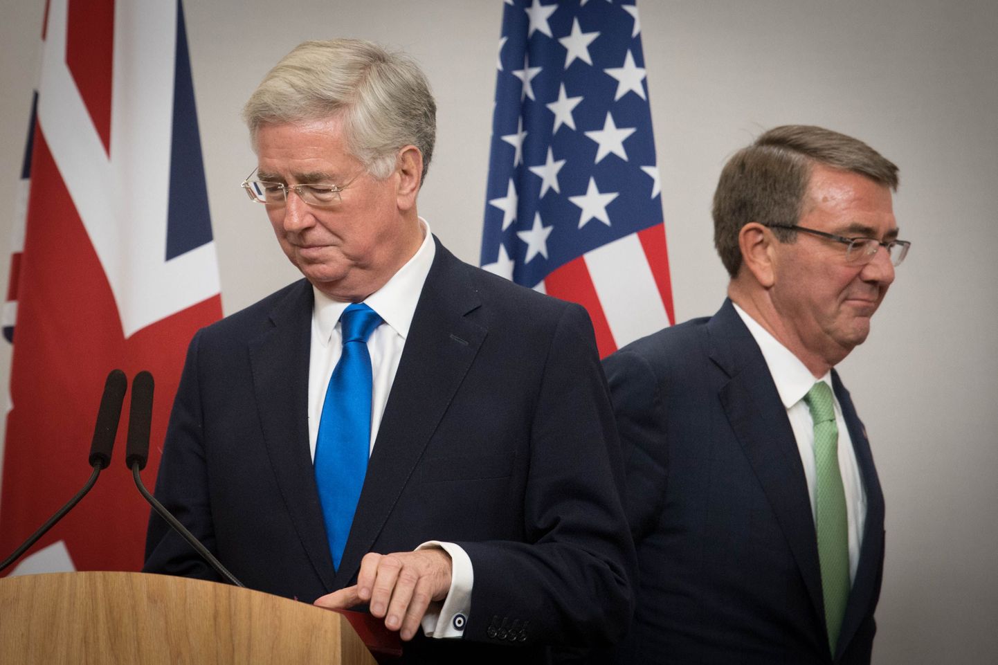 Briti kaitseminister Michael Fallon ja USA kaitseminister Ashton Carter Londonis pressikonverentsil.