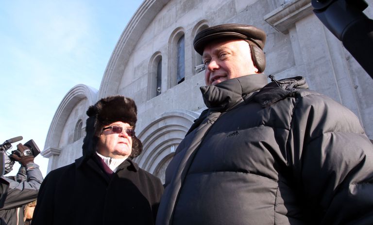 Февраль 2011 года. Тогдашний мэр Таллинна Эдгар Сависаар и Владимир Якунин на церемонии освящения креста православного храма в Ласнамяэ.