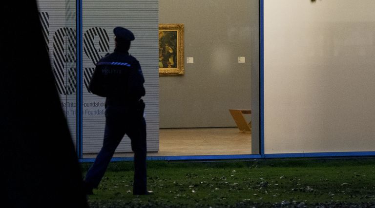 Politseinik 16. oktoobril 2012 Rotterdam Kunsthal muuseumis juures. Sellest muuseumist viidi vaid kolm minutit kestnud varguse käigus seitse maali