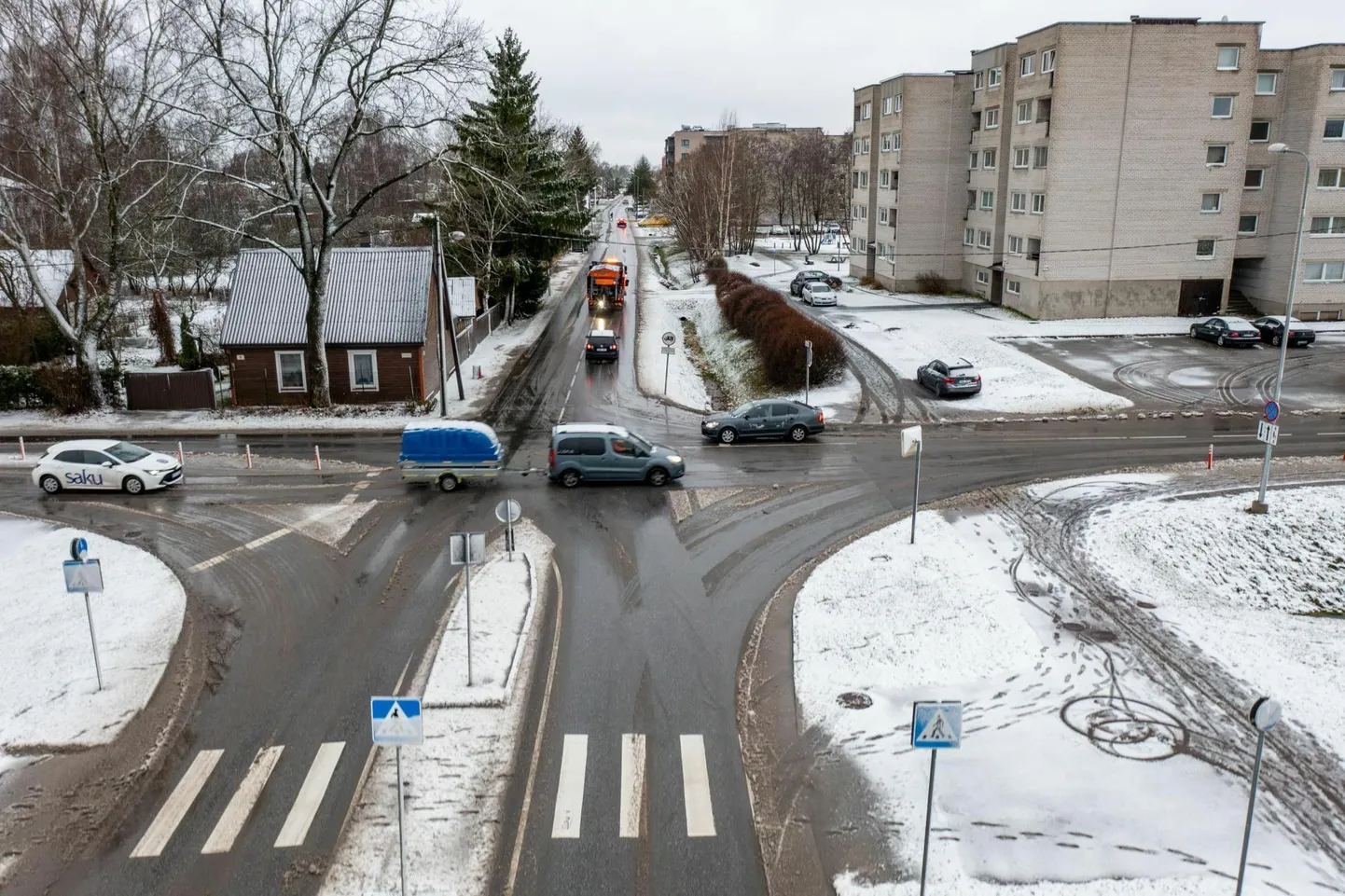 Rääma kandi rahvale teeb muret, et haigla ja kunagise Oja poe vahel on keeruline üle Niidu tänava pääseda, sest seal puudub ülekäigurada.