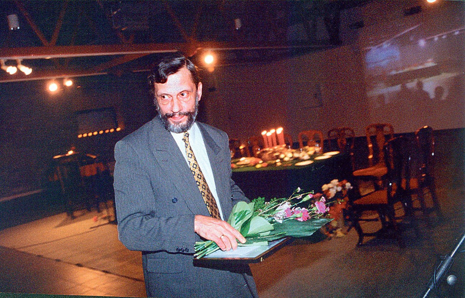 Raimo Kangro 1998. aastal Rotermanni soolalaos Eesti Kultuurkapitali helikunsti sihtkapitali aastapreemiat vastu võtmas.