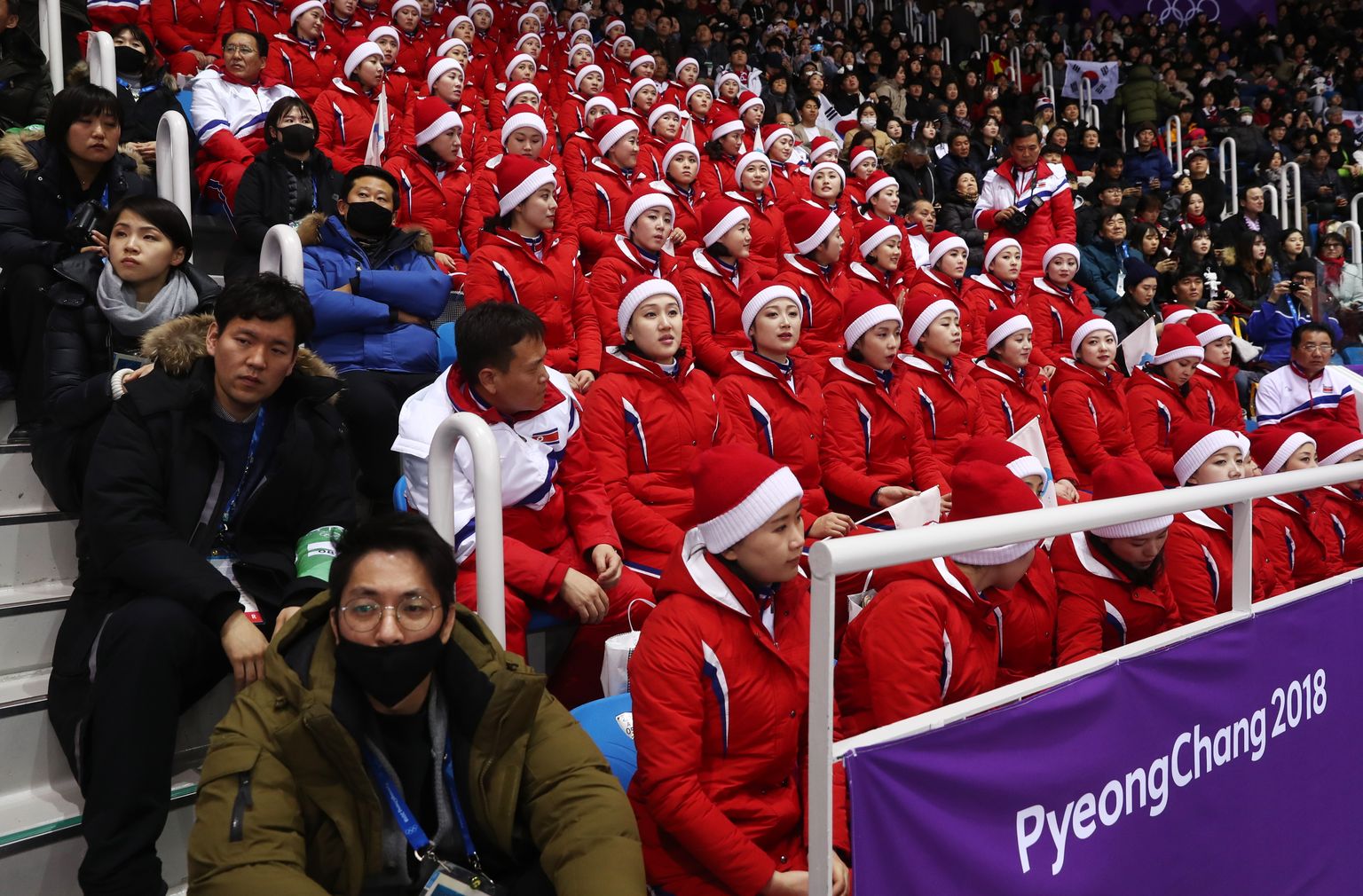 Põhja-Korea ergutuskoor lühiraja kiiruisuvõistlustel.