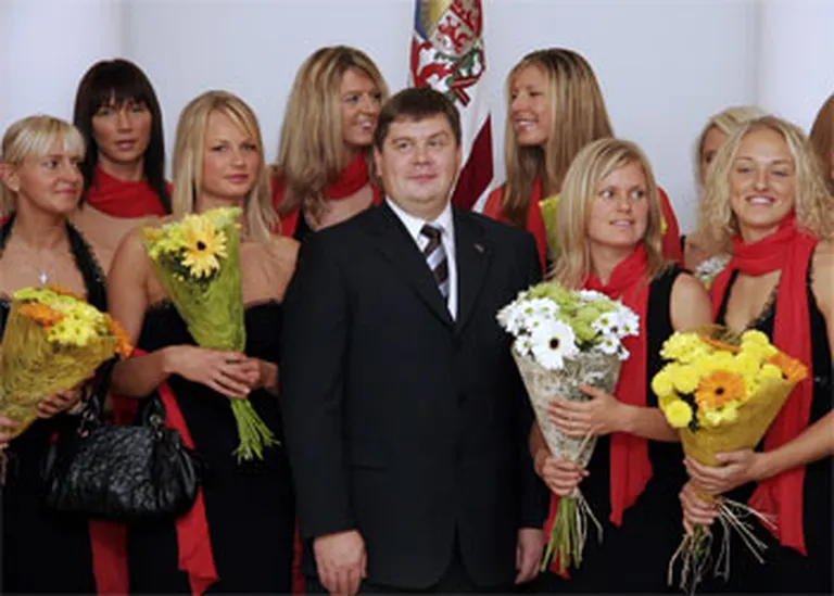 Latvijas dāmu komanda pieņemšanā pie Ministru prezidenta Aigara Kalvīša. 