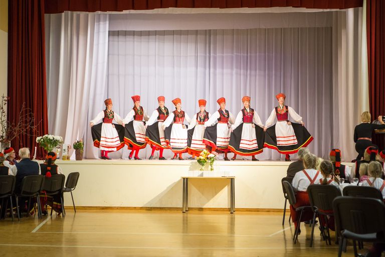 VIIS AASTAT TAGASI: Viie aasta tagune pildimeenutus Lümanda kultuurimajas toimunust. Laval on tantsurühm Kabujalakesed.
