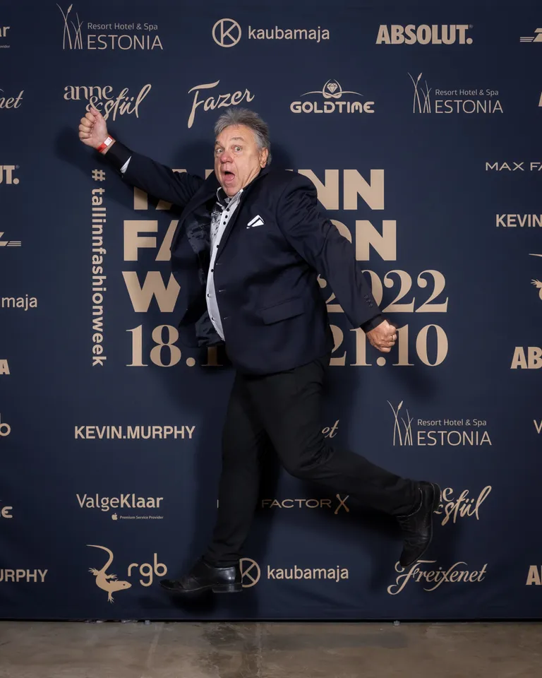Lennukas ja iginoor uljaspea on armastatud raadiohääl ning DJ Allan Roosileht, kes alati moenädalal kohal ja igal etendusel esireas. Riietumises on tema põhitrum julgus - kui idee tuleb, siis pole kahtlustele kohta. Tähelepanu on ju tore!