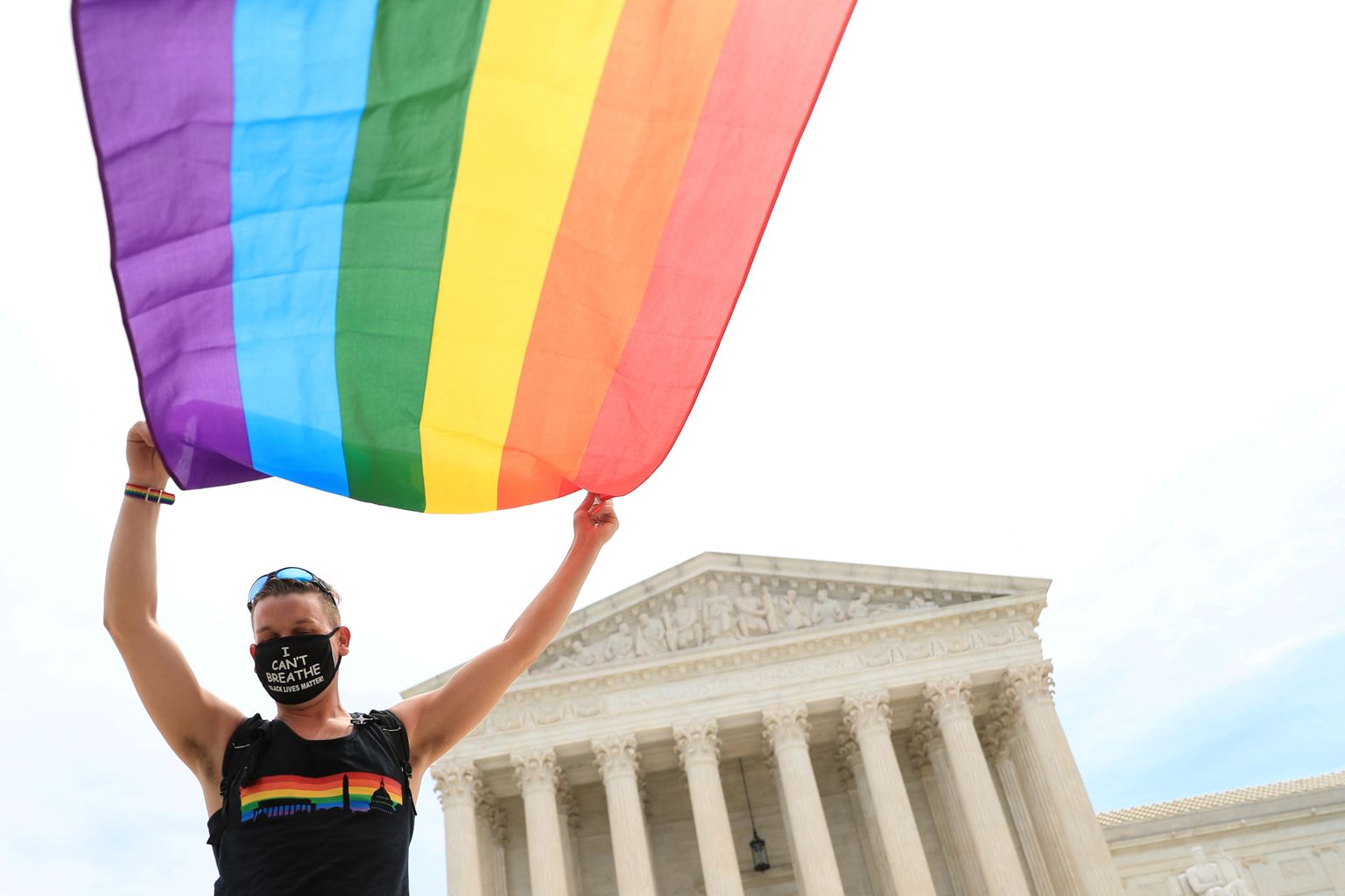 Aktivist hoidmas LGBTQ lippu. Pilt on illustratiivne.