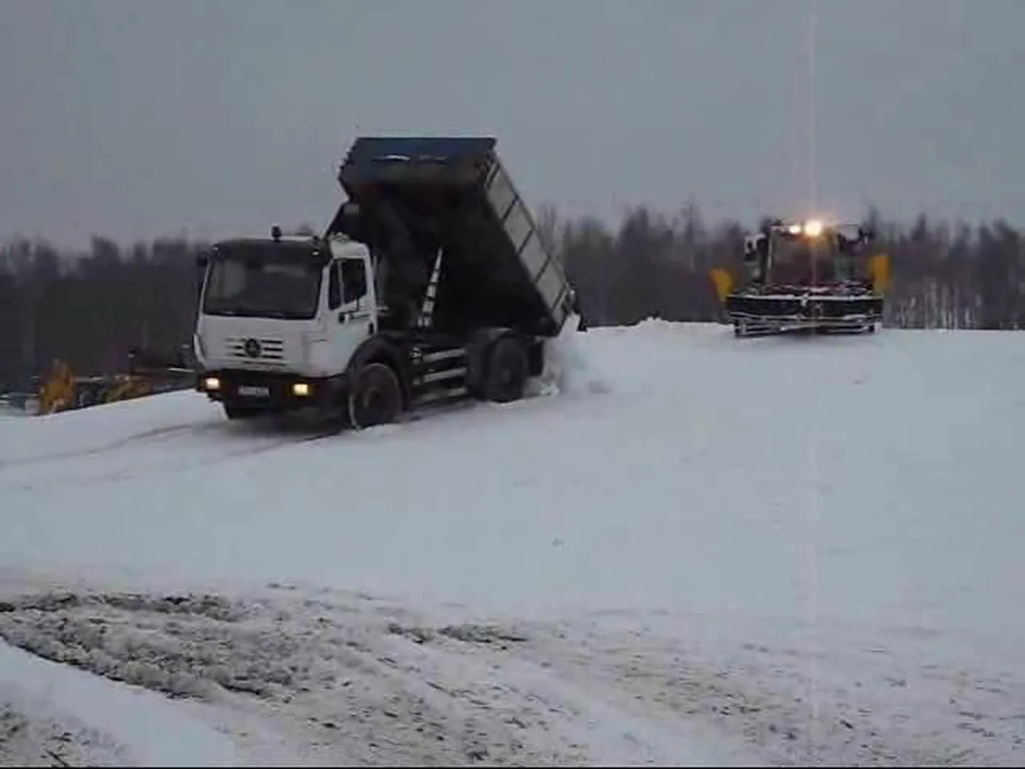 Reedel ehitatud kunstlumerada ootab suusasõpru laupäeva hommukul. Video: Risto Mets