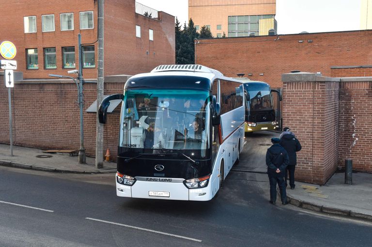 Автобус с американскими дипломатами выезжает с территории посольства. 
